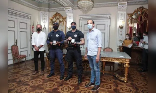 
							Guardas que foram humilhados por desembargador ganham medalha
						
						