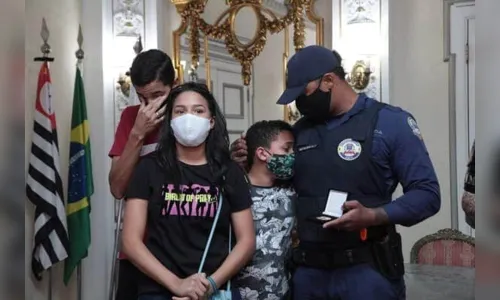 
							Guardas que foram humilhados por desembargador ganham medalha
						
						