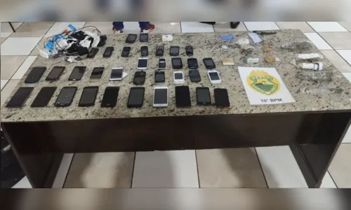 
							Polícia divulga imagens de drogas e celulares que seriam arremessados no minipresídio
						
						