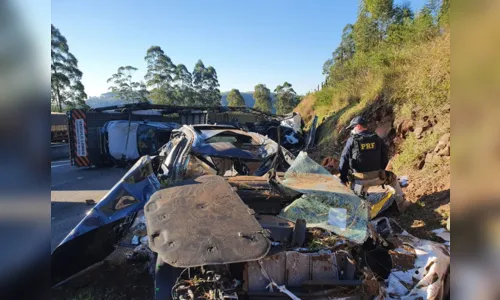 
						
							Caminhão-cegonha carregado com carros de luxo tomba na BR-376
						
						