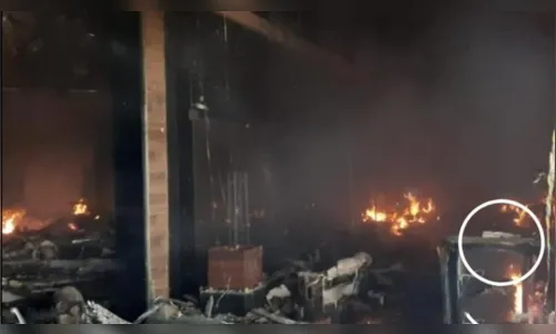 
							Bíblia fica intacta após incêndio em shopping de Maringá e surpreende funcionária
						
						