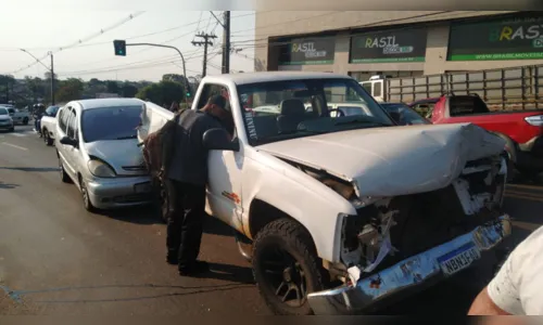 
						
							Caminhão tomba e acidente envolve vários veículos em Apucarana; ASSISTA
						
						