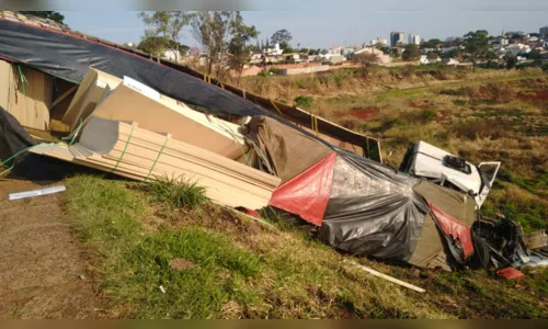 
							Caminhão tomba e acidente envolve vários veículos em Apucarana; ASSISTA
						
						