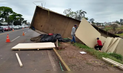 
							Carga de caminhão que tombou na BR-369 é removida
						
						