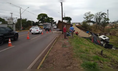 
							Carga de caminhão que tombou na BR-369 é removida
						
						