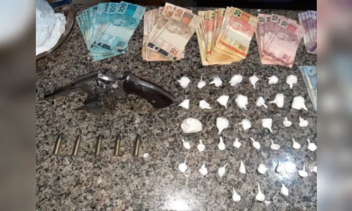 
							Suspeito de tráfico é preso com arma de fogo e cocaína, em Ivaiporã
						
						
