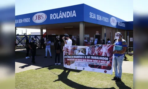 
							Trabalhadores de frigorífico protestam por medidas contra a covid em Rolândia
						
						