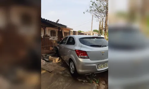 
							Motorista atinge portão de casa e abandona o carro em Arapongas
						
						
