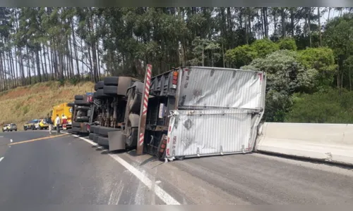 
						
							Caminhão tomba na BR-376 na Serra do Cadeado
						
						