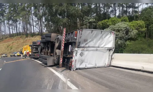 
							Caminhão tomba na BR-376 na Serra do Cadeado
						
						