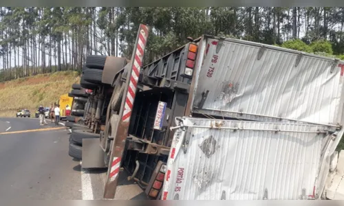 
							Caminhão tomba na BR-376 na Serra do Cadeado
						
						