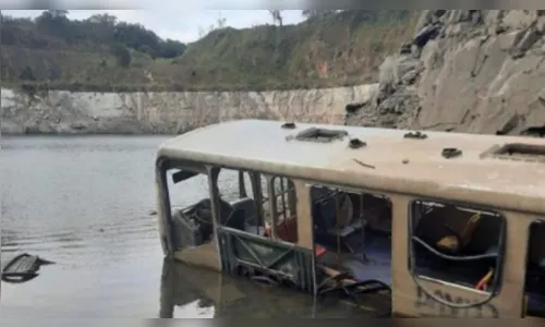 
							Ônibus abandonado aparece no fundo de reservatório em Curitiba
						
						