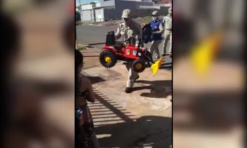 
							Bombeiros participam de aniversário de garotinha em Arapongas
						
						