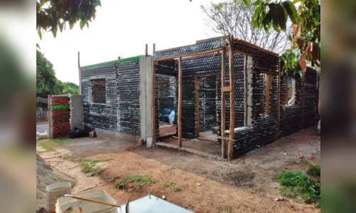 
							Mulher constrói casa própria com garrafas de vidro no Paraná
						
						