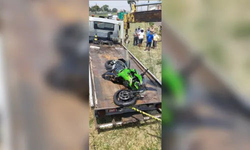 
							Dois homens morrem depois de bater a moto contra passarela na BR 376
						
						