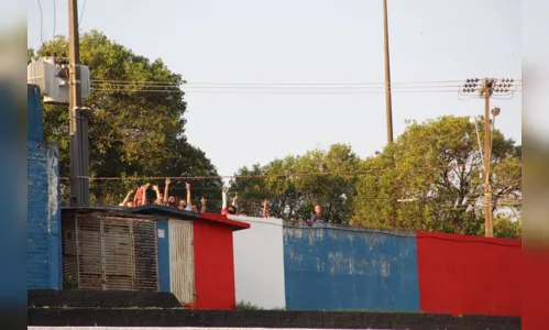 
						
							Torcida do Apucarana Sports 'dá um jeitinho' para ver jogo mesmo com portões fechados
						
						