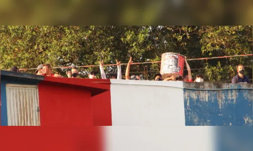 
							Torcida do Apucarana Sports 'dá um jeitinho' para ver jogo mesmo com portões fechados
						
						