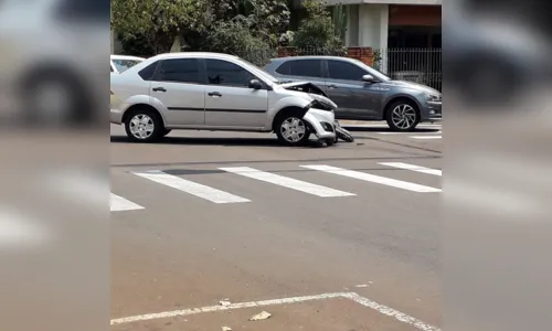 
							Carro capota após acidente no centro de Arapongas
						
						