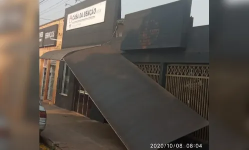 
							Vendaval tomba caminhão e derruba toldo de igreja e árvores na região
						
						
