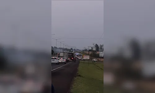 
							Caminhonete em chamas interrompe tráfego na BR 369; assista
						
						
