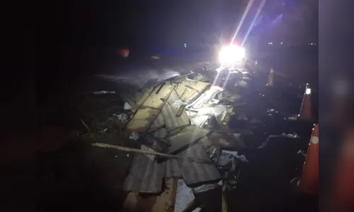
							Caminhão carregado com armários pega fogo na BR-369
						
						
