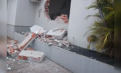 
							Bandidos explodem parede de agência bancária em Andirá
						
						