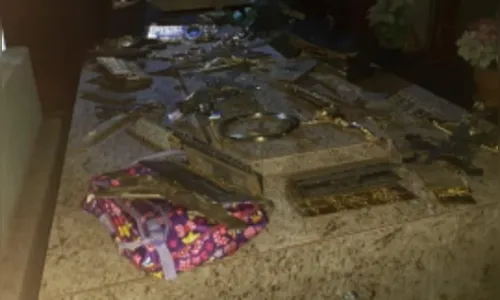 
							Três são presos por furto de placas de bronze de cemitério em Arapongas
						
						