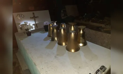 
							Três são presos por furto de placas de bronze de cemitério em Arapongas
						
						