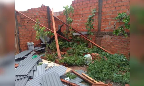 
							Temporal provoca queda de teto de igreja e outros estragos no Paraná
						
						