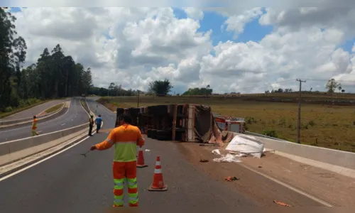 
							Caminhão carregado de adubo orgânico tomba no Contorno Sul, em Apucarana; assista
						
						