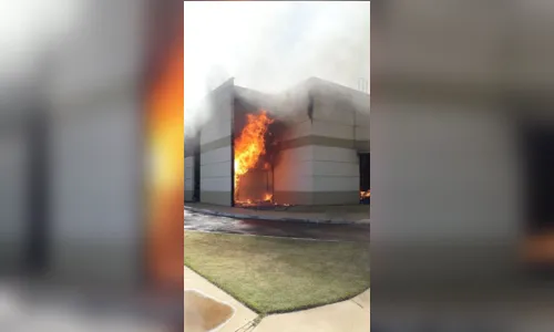 
							Parte da estrutura do shopping que foi destruído por incêndio é demolida
						
						