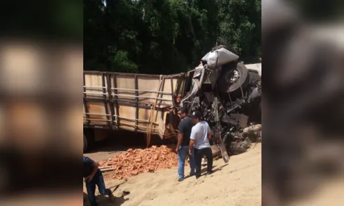 
							Acidente na PR-466 entre Pitanga e Manoel Ribas provoca morte de motoristas
						
						