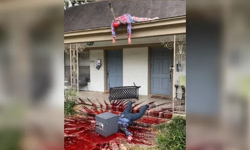 
							Decoração realista de Halloween faz vizinhos chamarem a polícia; confira as fotos
						
						