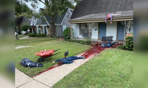 
							Decoração realista de Halloween faz vizinhos chamarem a polícia; confira as fotos
						
						