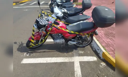 
						
							Enxame de abelhas é retirado de moto no centro de Apucarana; assista
						
						