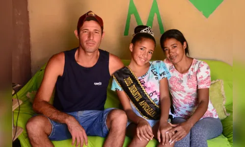 
							Garota vende latinhas na busca pelo sonho de ser miss; assista
						
						
