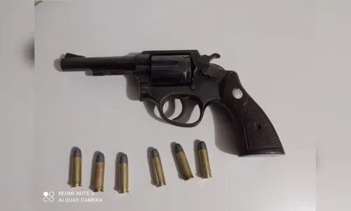 
							PM apreende crack, maconha, cocaína e arma; dois homens foram presos
						
						