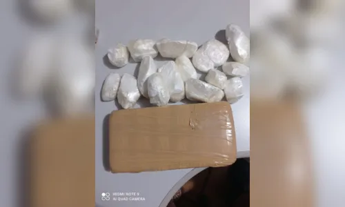 
							PM apreende crack, maconha, cocaína e arma; dois homens foram presos
						
						