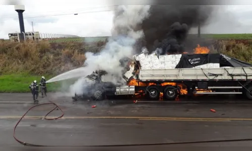
							Motorista morre após carreta em que estava pegar fogo na PR-317
						
						