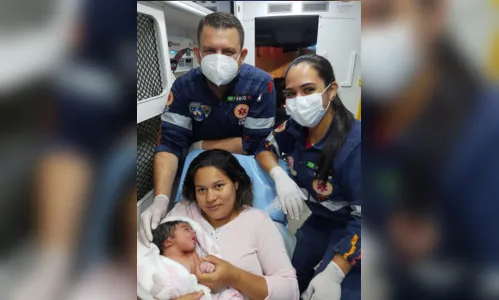 
							A caminho de hospital, grávida dá à luz dentro de ambulância do Samu
						
						