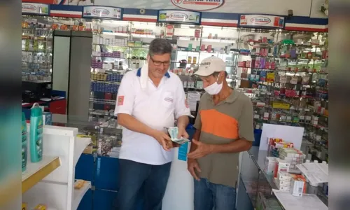 
							Homem encontra carteira com mais de mil reais e devolve
						
						