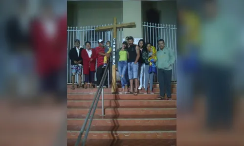 
							Devoto sai a pé do interior do Paraná carregando cruz rumo a Aparecida do Norte
						
						