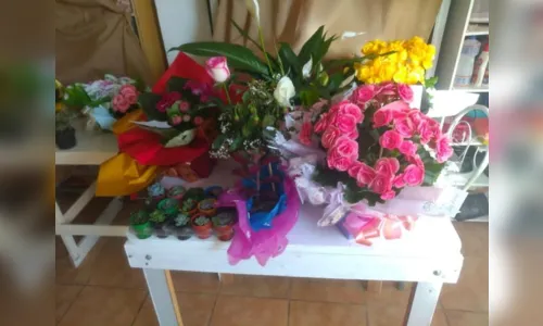 
						
							Idoso chora após ser acusado de roubo, história viraliza e moradores doam dezenas de flores
						
						