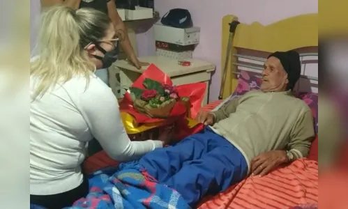 
							Idoso chora após ser acusado de roubo, história viraliza e moradores doam dezenas de flores
						
						