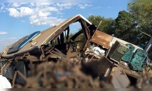
							Polícia faz identificação dos 41 mortos no acidente entre ônibus e caminhão
						
						