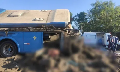 
							Polícia faz identificação dos 41 mortos no acidente entre ônibus e caminhão
						
						