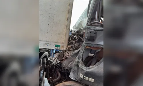 
							Acidente grave envolvendo carretas é registrado na PR-323
						
						