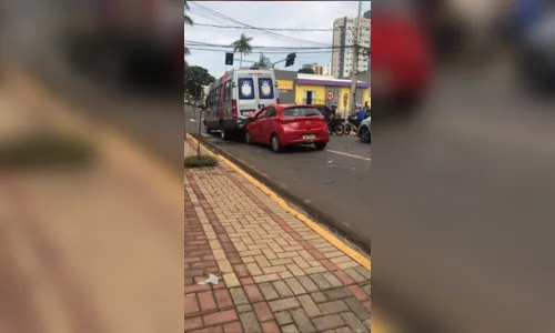 
							Acidente entre carro e van provoca bloqueio  de trânsito
						
						