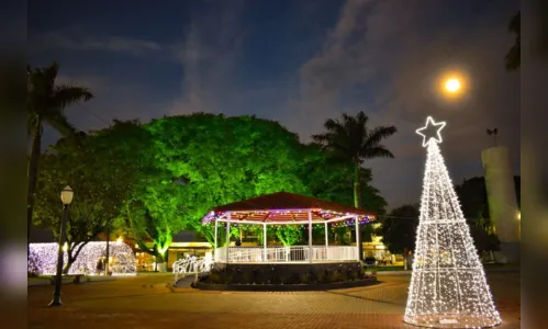 
							Decoração de Natal com muitas luzes e cores em Lunardelli
						
						