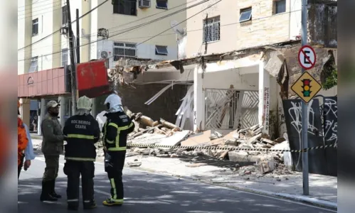 
							Fachada de prédio cai e escombros deixam moradores presos
						
						